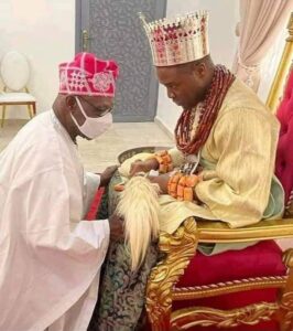 Obasanjo kneels before Olu of Warri