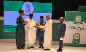 Kyari-receiving-the-Zik-Leadership-Award